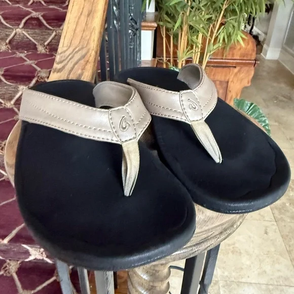 Ola Kai, ladies, size 8, gold and black flip-flop sandal good condition. - Picture 3 of 12